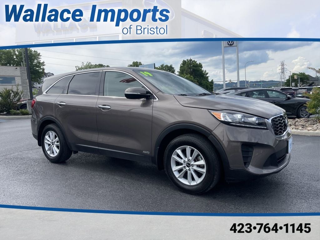 2019 Kia Sorento LX in Dragon Brown — front three-quarter view