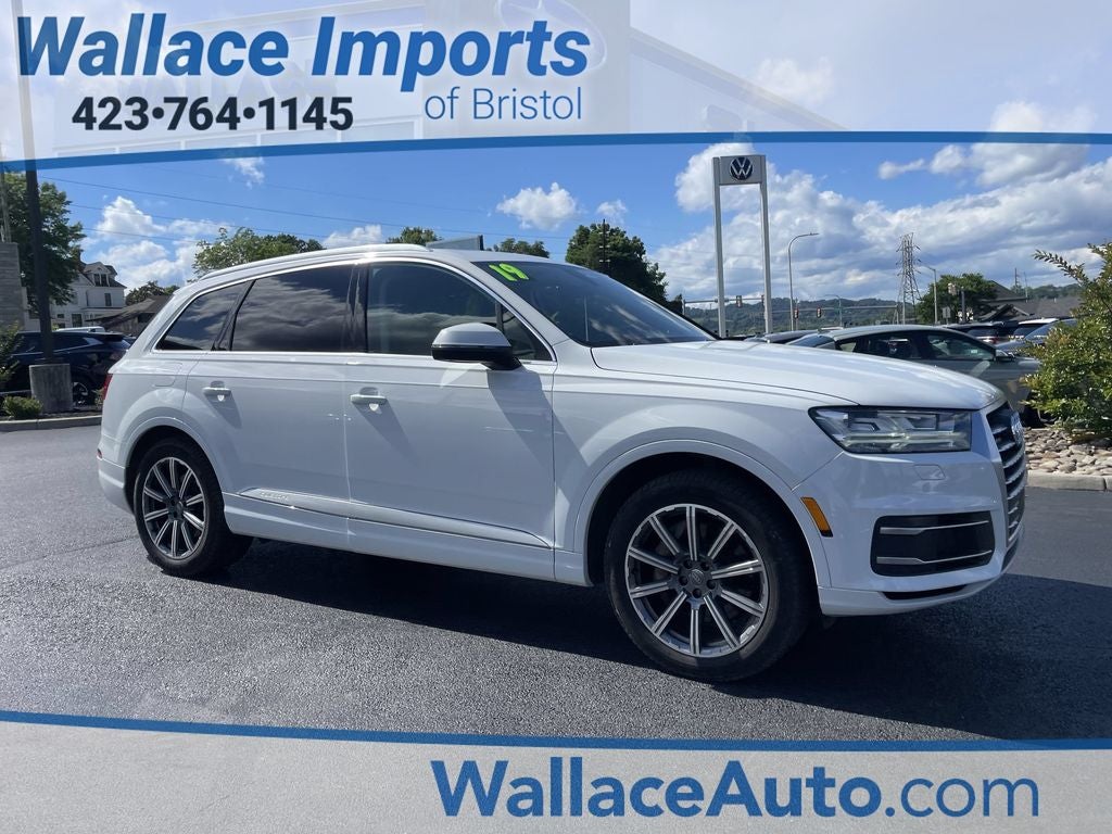 2019 Audi Q7 45 SE Premium Plus quattro in Glacier White — front three-quarter view